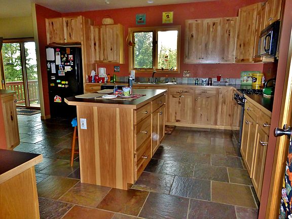 Big Kitchen w/primo cabinets