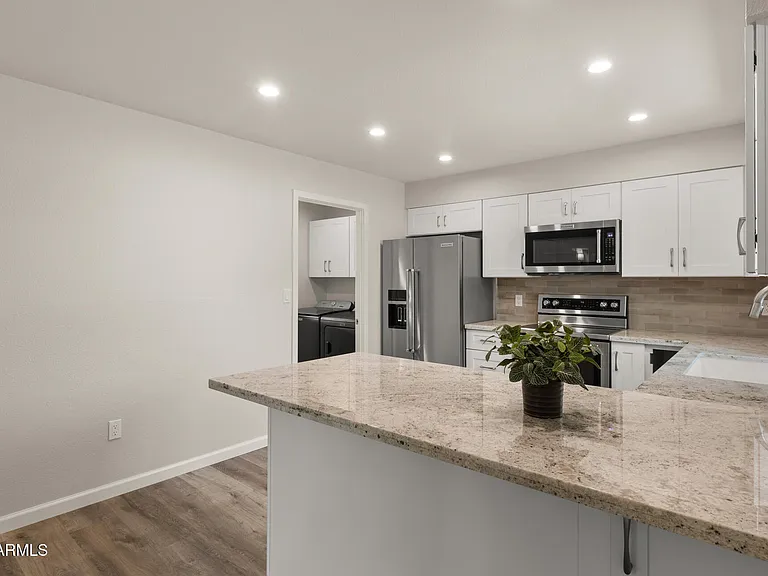 224 E Oxford Dr — Photo 7
