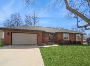 10674 Elmcrest Dr, Clive, IA 50325