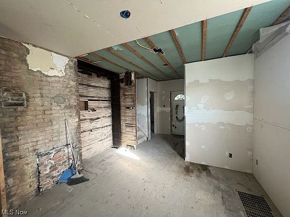 3rd image of 1640 Globe St
