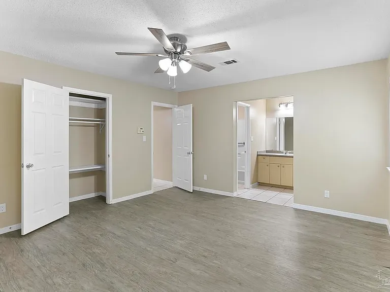 Master bed, 2 closets