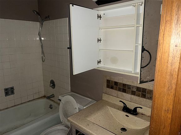 4th image of 204 Wisconsin St