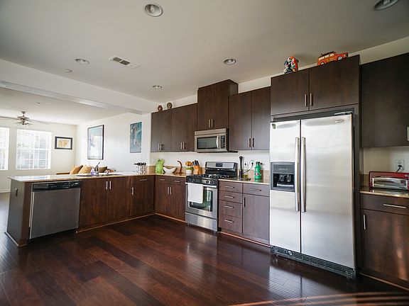 OPEN/AIRY KITCHEN