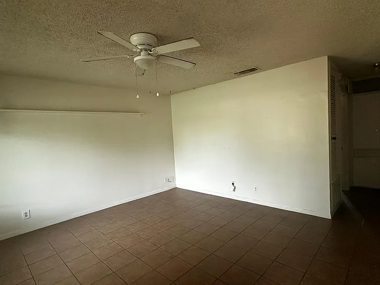 900 Sahara Ave #B — Photo 2