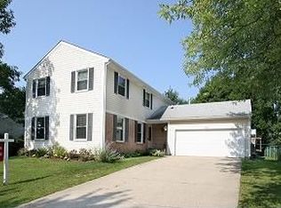 212 Crabtree Ln, Vernon Hills, IL