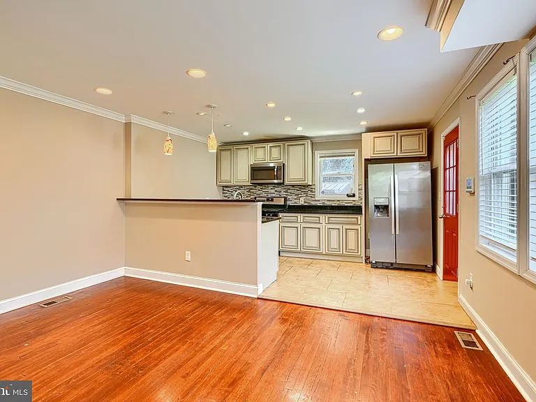 6110 Everall Ave — Photo 8