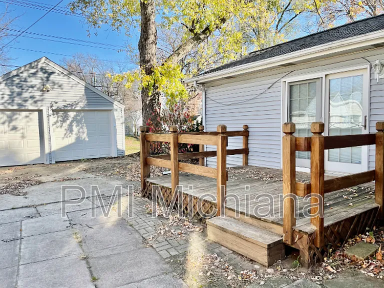 1311 E Monroe St — Photo 14