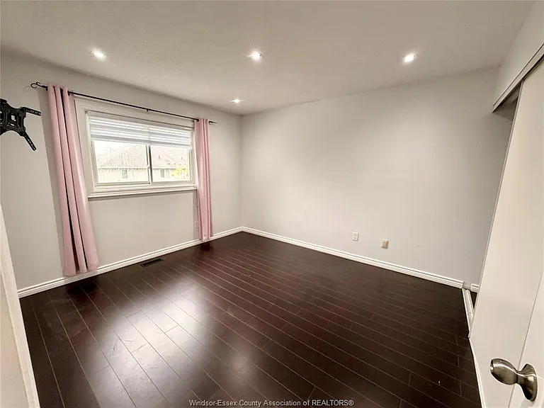 1000 Peach Blossom Cres — Photo 8