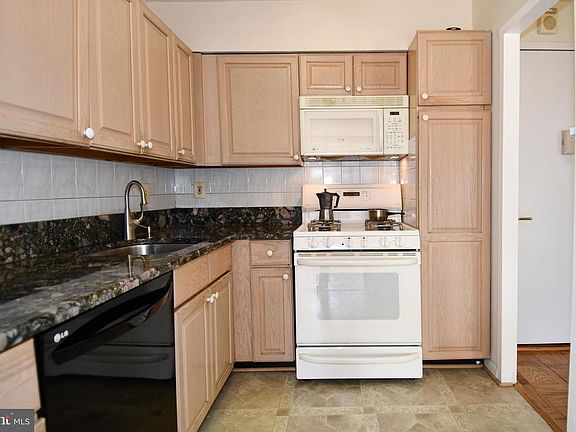 3rd image of 5225 Pooks Hill Rd #803