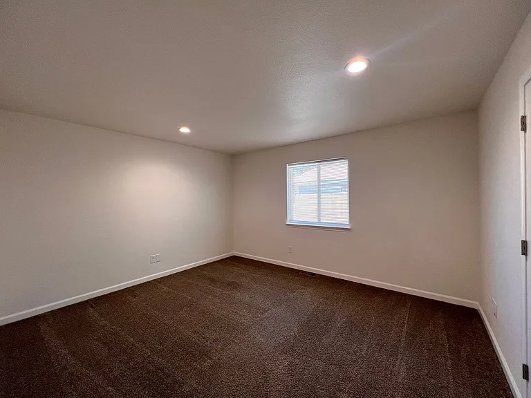 565-567 Churchill (Duplex) — Photo 17