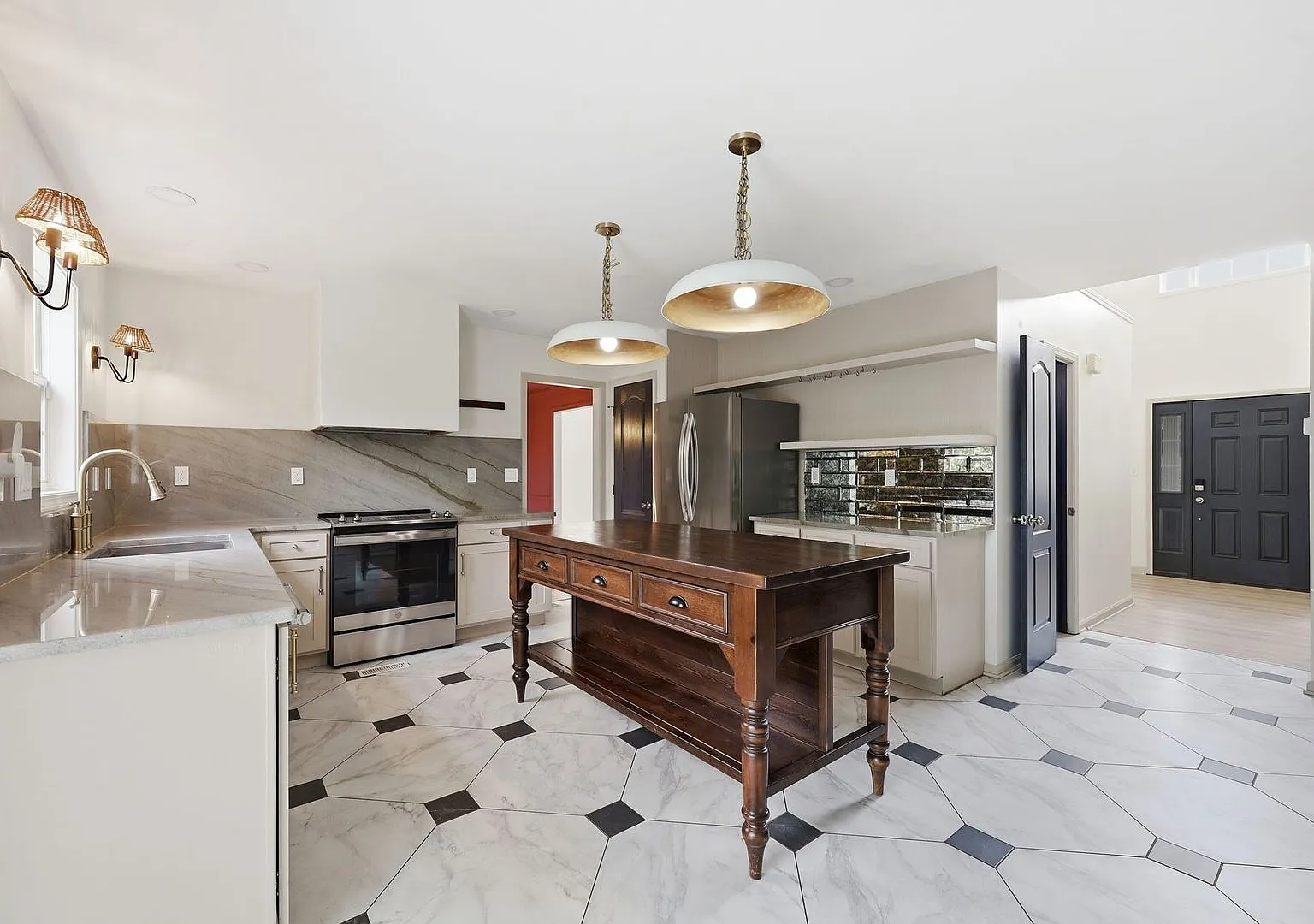 Rent Price Just Reduced. Primary Suite Located on the First Floor. — Photo 3