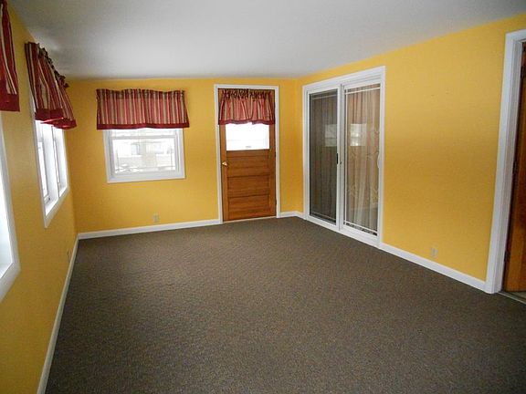 5th image of 963 Chateau Dr