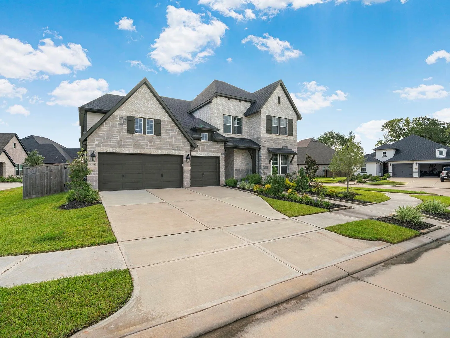5 bed, 4.0 bath, 3850 sqft, $4,400 — Photo 3