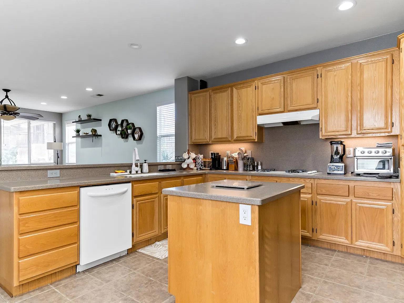 9961 Cambria Cir — Photo 3