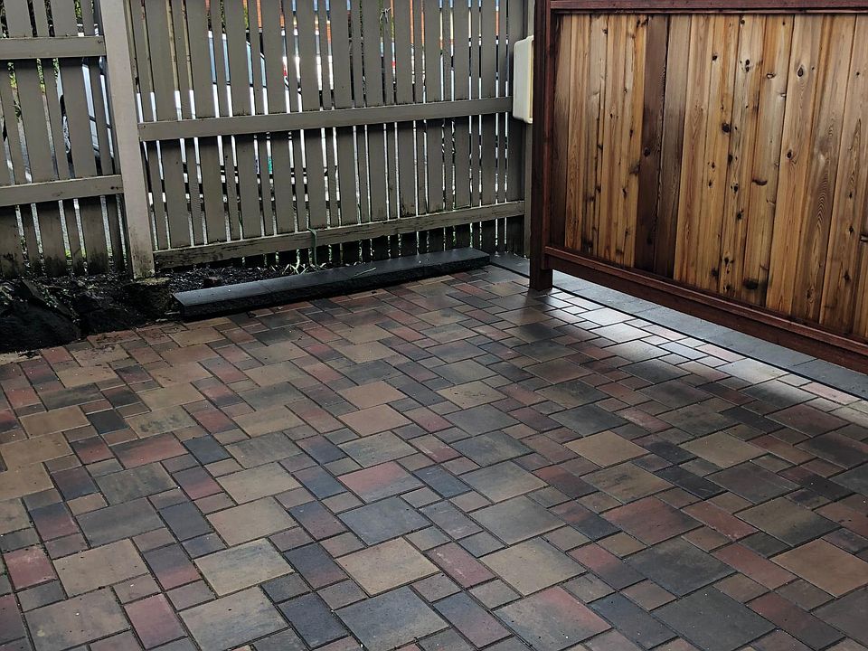 Front courtyard with privacy fencing