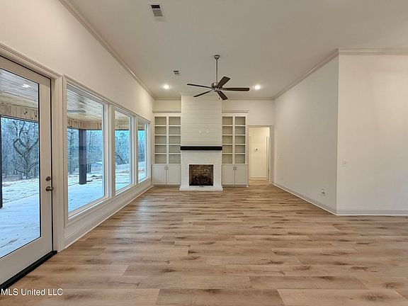 5th image of 933 Mullican Rd