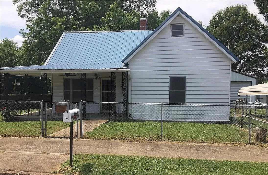 2 bed, 1.0 bath, 1332 sqft, $1,375 — Photo 1