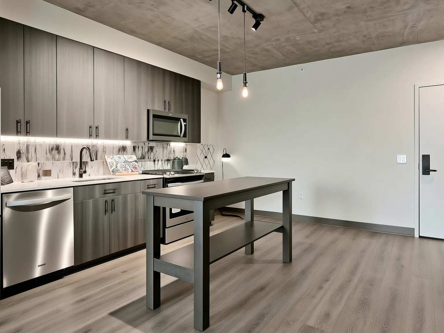 1 bed, 740 sqft, $3,050 — Photo 3