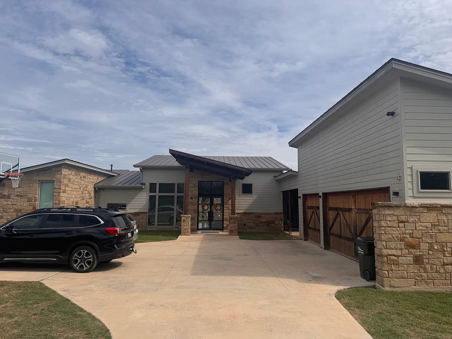 4 bed, 2686 sqft, $7,600 — Photo 1