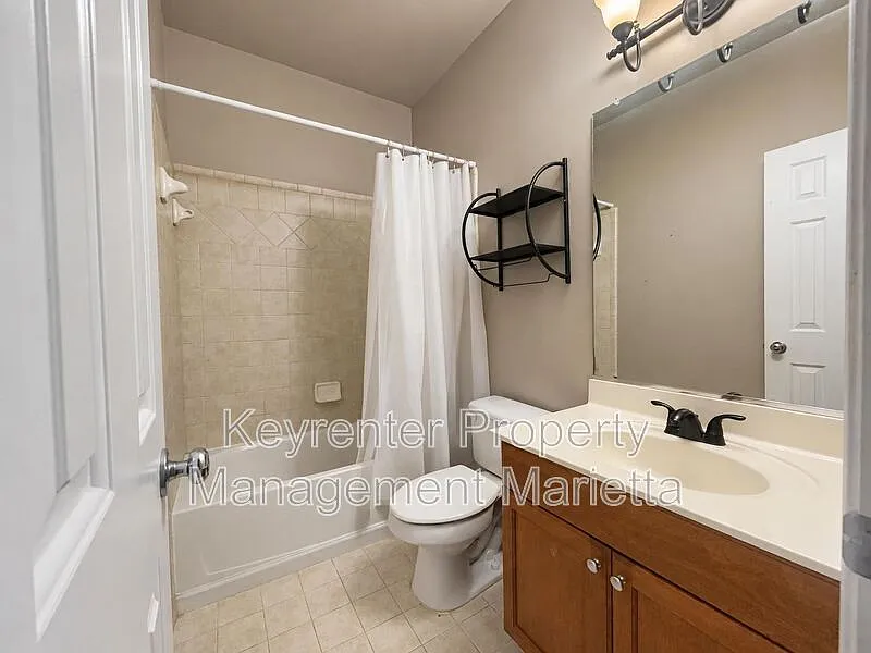 5 bed, 4.5 bath, 5563 sqft, $3,900 — Photo 3