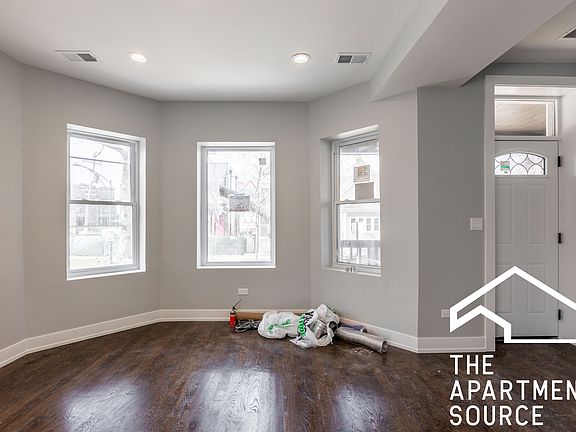 3rd image of 3135 N Oakley Ave Unit 2