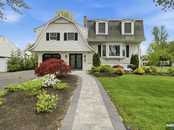 13 Dogwood Ct, Paramus, NJ 07652