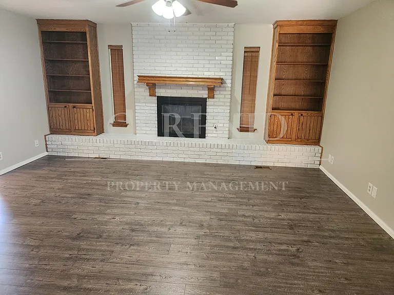 423 Oakdale Dr — Photo 3