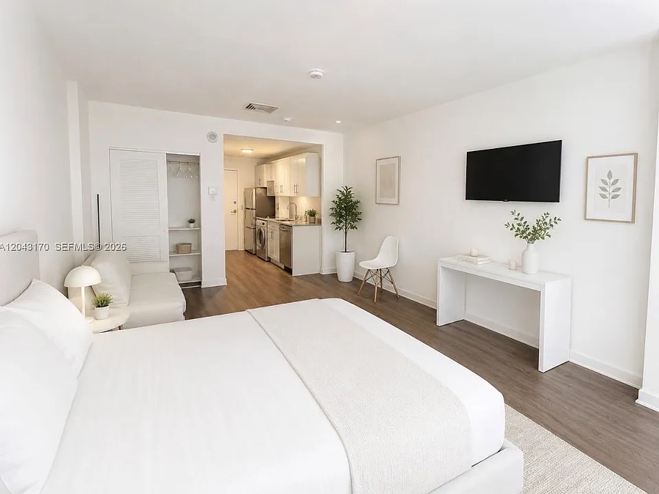 10275 Collins Ave #115