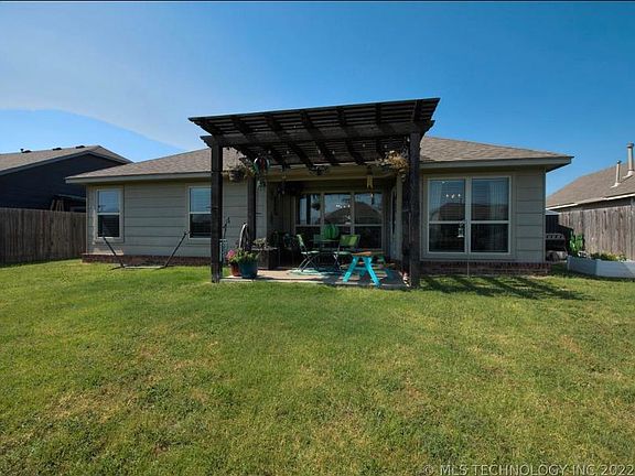 covered patio with pergola