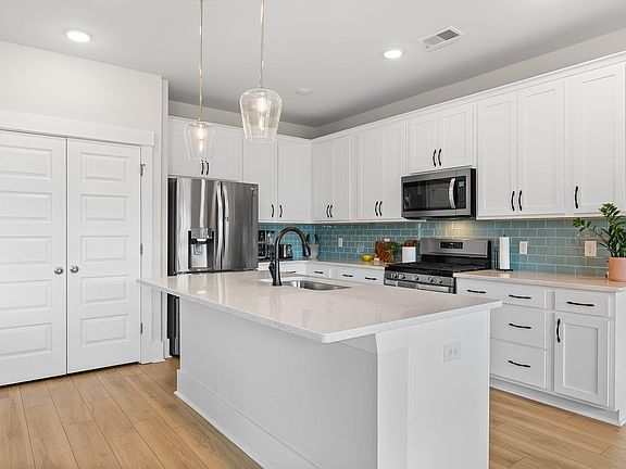 5th image of 271 Lucca Dr