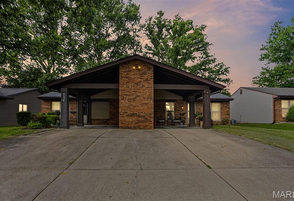 1st image of 809 White Oak Dr