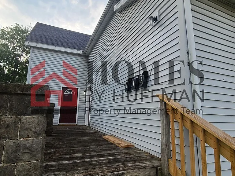 818 South Barker Avenue — Photo 2