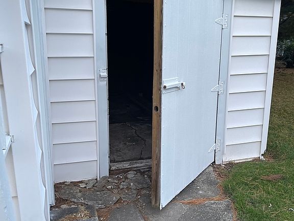 4th image of 1216 N William St
