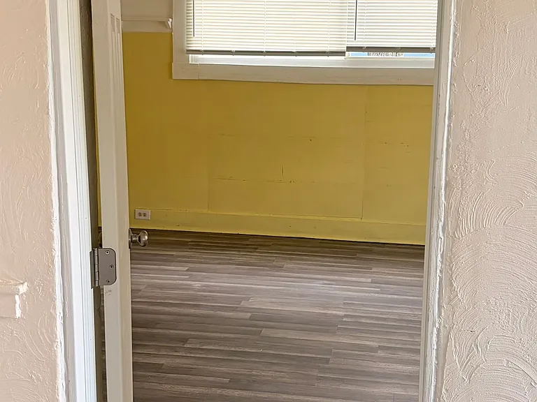 1601 Holyrood Rd — Photo 15