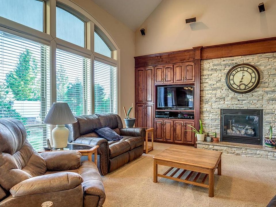 Vaulted family room.