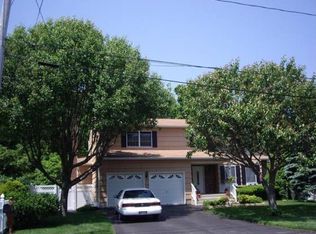 15 Tallwood Dr, Shirley, NY 11967