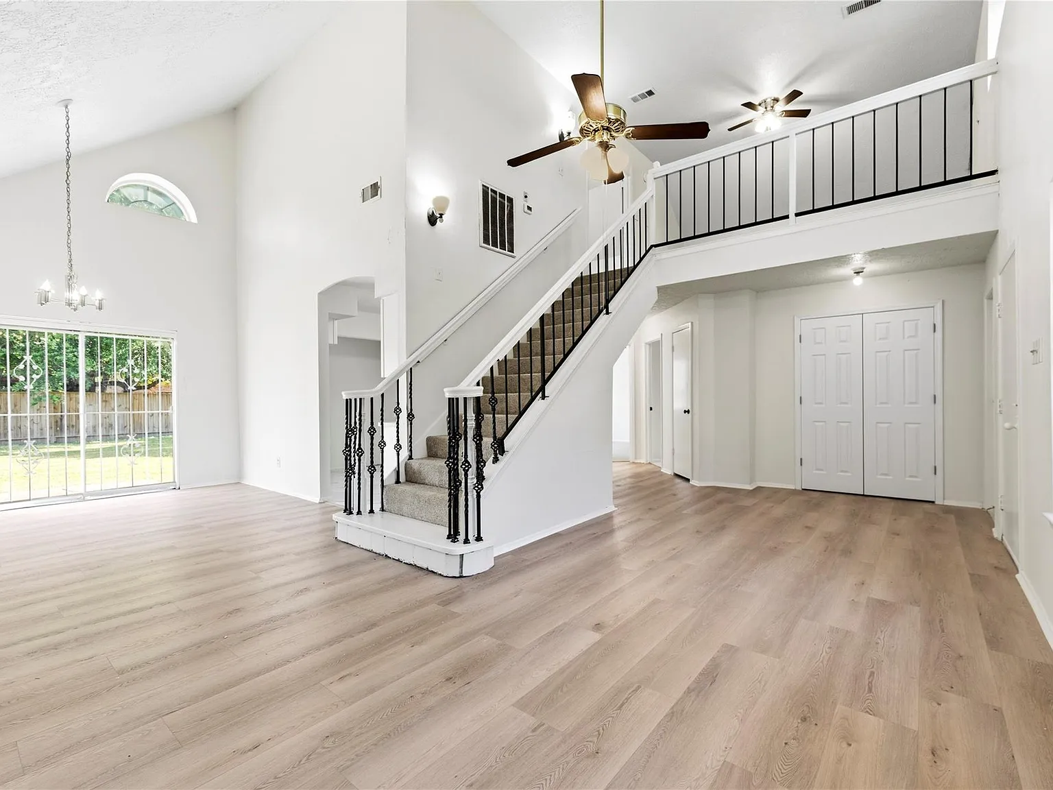 3 bed, 2.0 bath, 1637 sqft, $2,199 — Photo 4