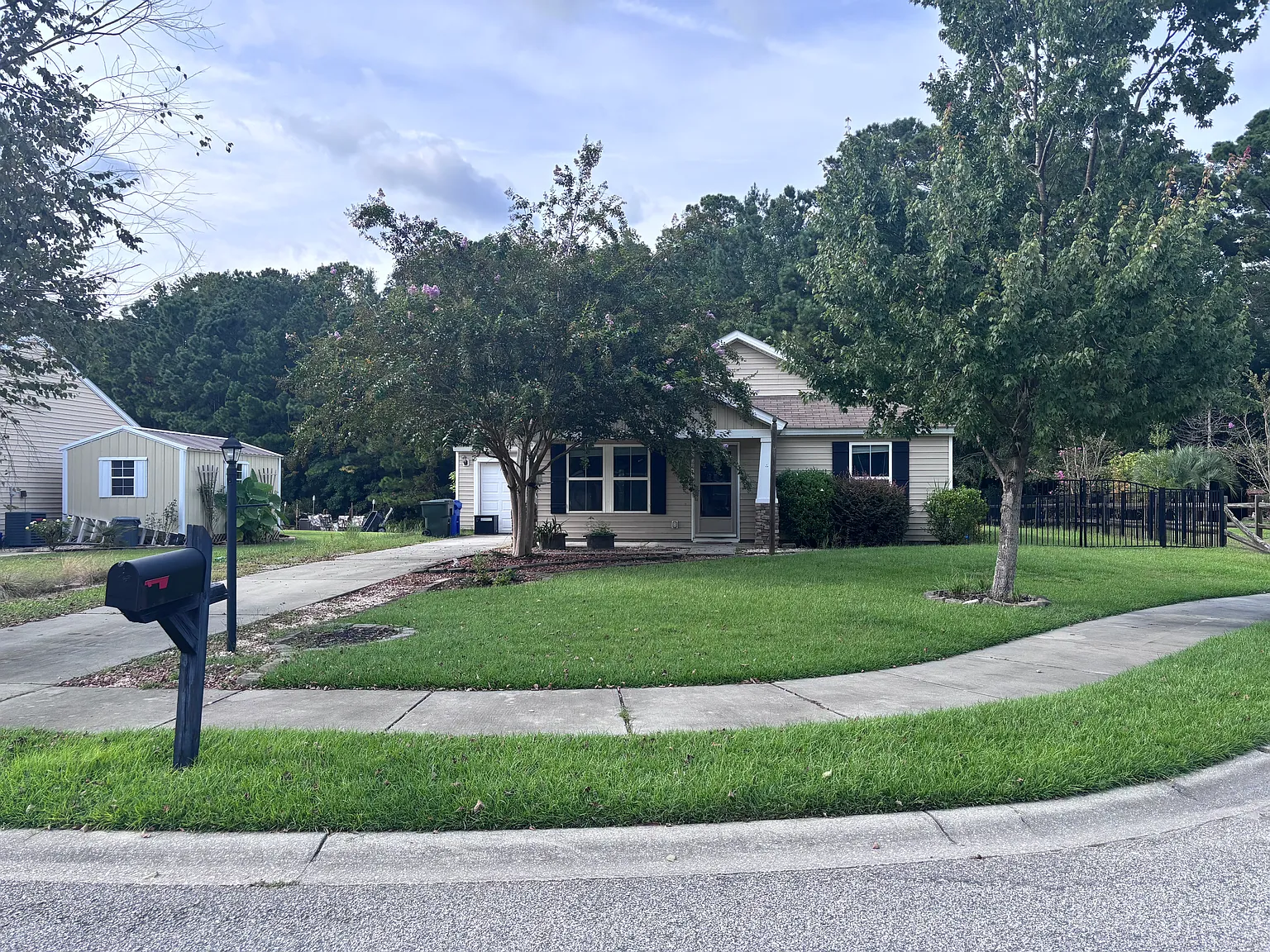 3 bed, 1600 sqft, $2,400 — Photo 1