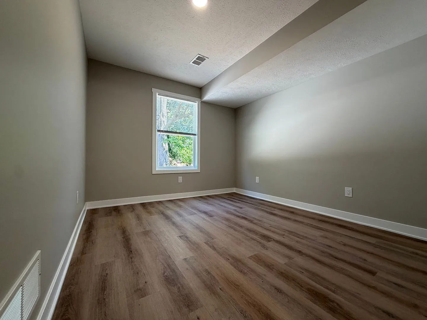 3 bed, 3.0 bath, 1100 sqft, $1,590 — Photo 3