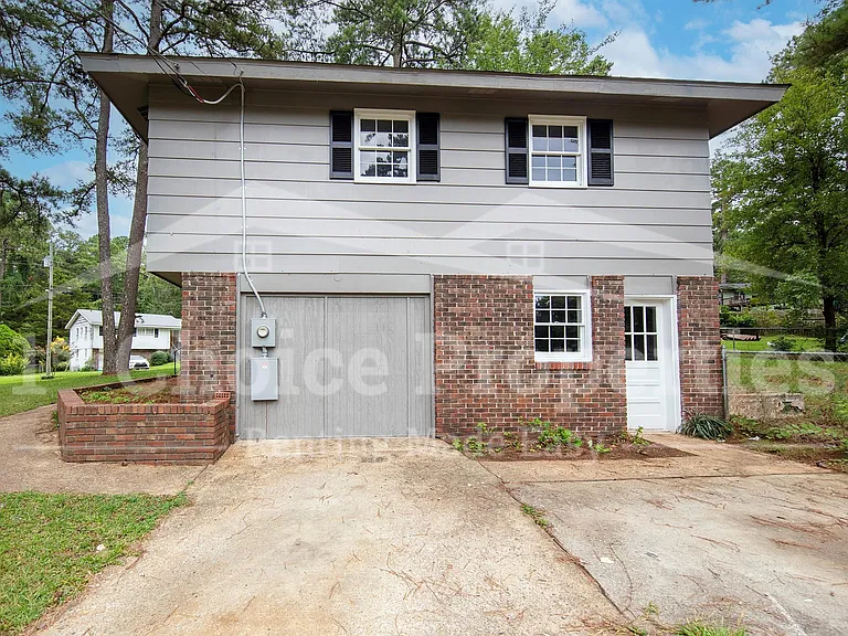 1037 Dawn Dr — Photo 2