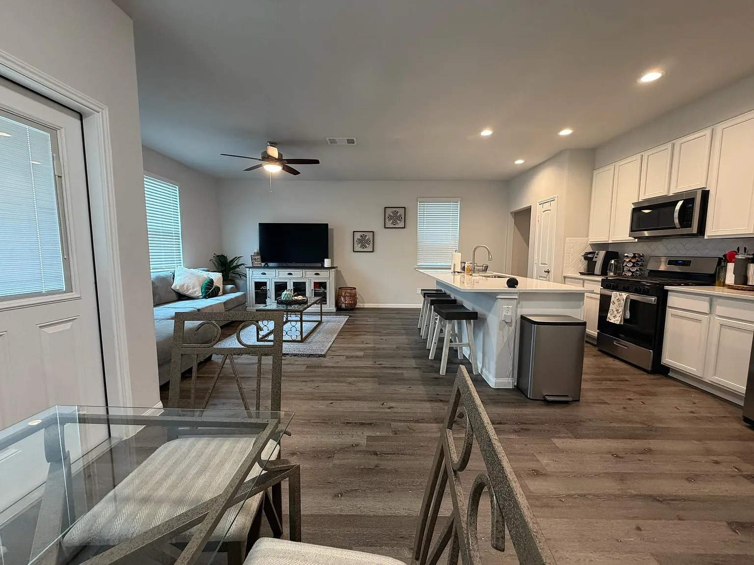 3 bed, 2.5 bath, 1660 sqft, $2,075 — Photo 2