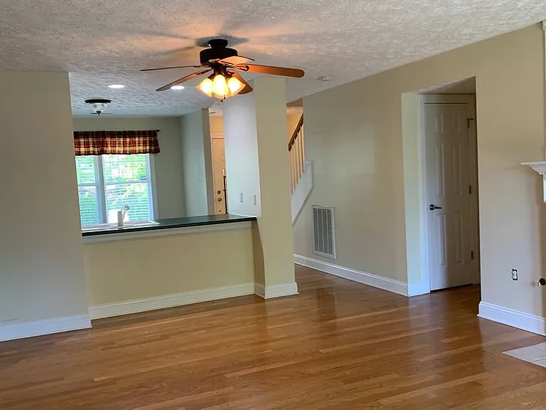435 Oak Tree Blvd NW — Photo 5