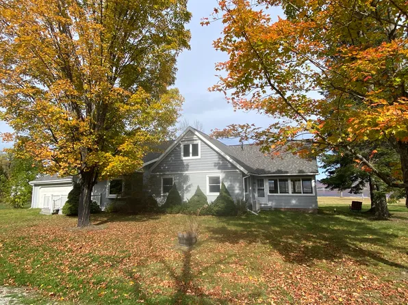 8527 E Northshore Dr, Sault Sainte Marie, MI 49783