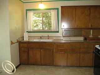 5th image of 20136 Maplewood St