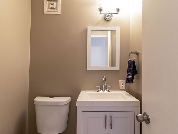 5th image of 184 Gold Kettle Dr
