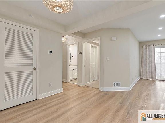 5th image of 309 Stratford Pl
