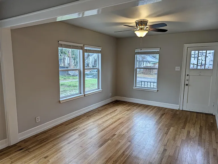 4526 Avenue H — Photo 5