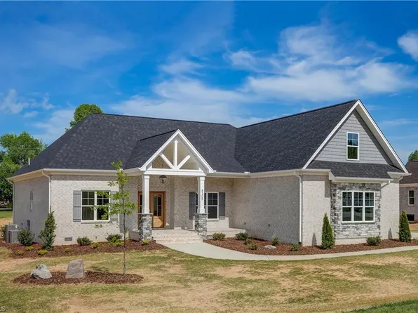 8305 Hunters Dr, Greensboro, NC 27455