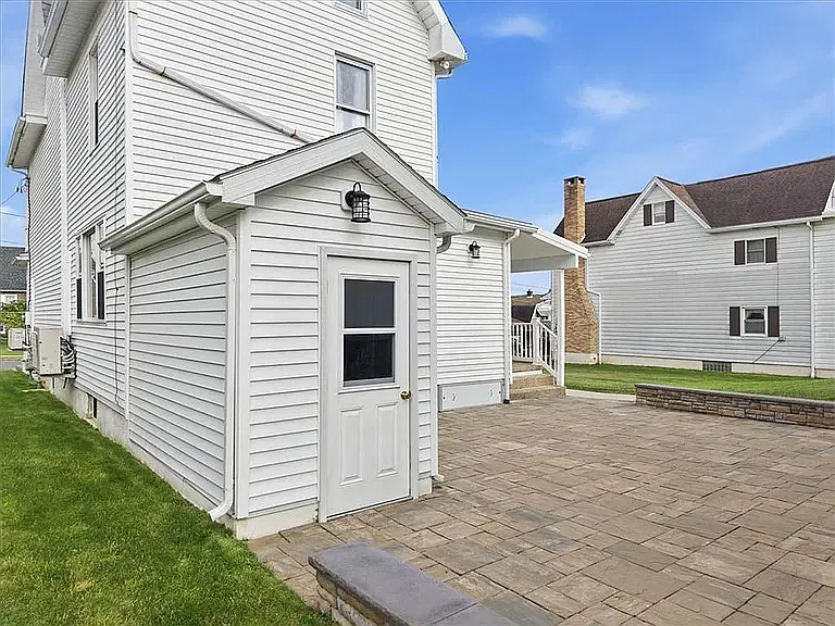 Renovated 3BR Pet-Friendly Home, Yard, Patio! Garage Option Available — Photo 4