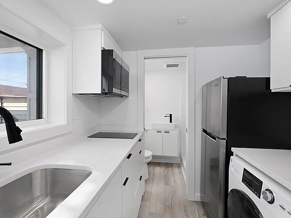 4th image of 3431 Percy St #B